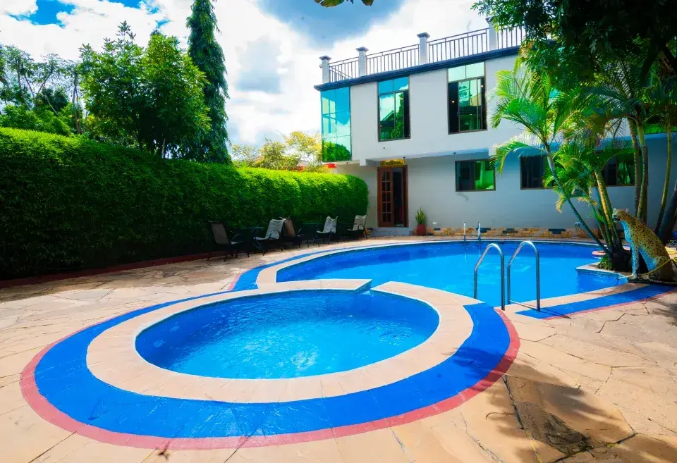 Green Side Hotel in Arusha, with its garden and pool