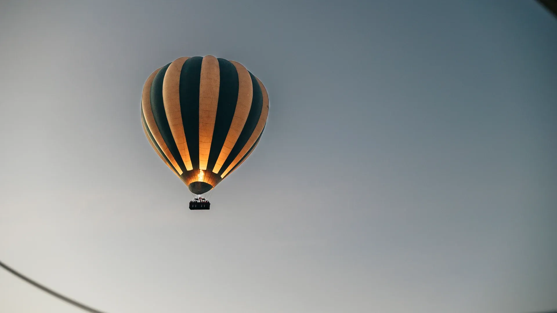 Hot air balloon over the Serengeti at sunrise — Yera Journeys